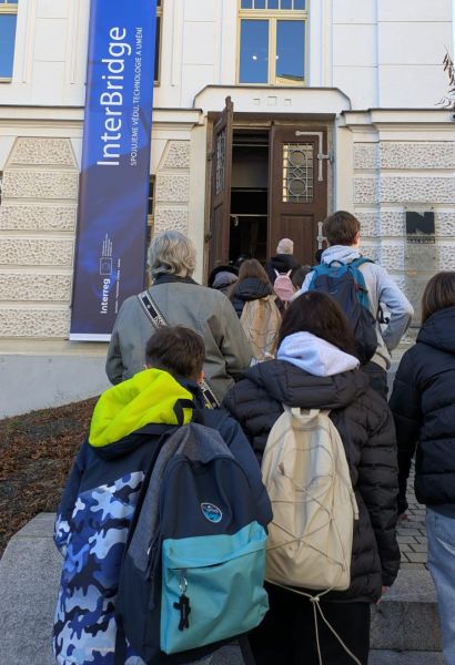 Schüler betreten die „Galerie N“ in Jablonec