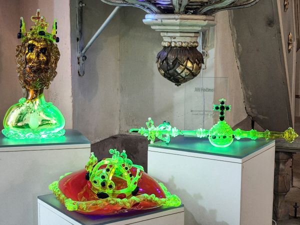 Krönungskleinodien Karls IV. aus Uranglas