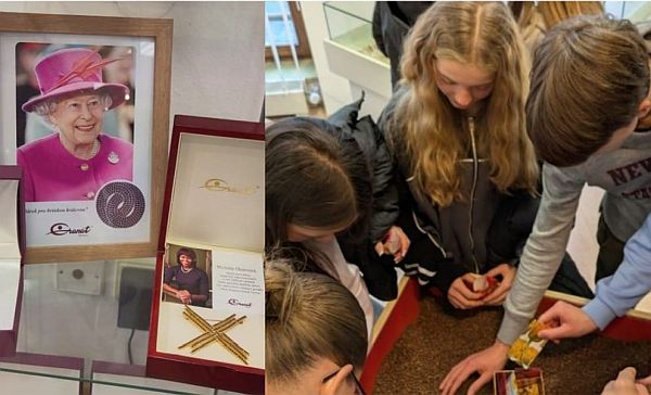 Vitrine mit den Broschen aus böhmischem Granat für die englische Königin oder Michelle Obama und das Foto unserer Schüler an der rohen Masse mit den böhmischen Granaten