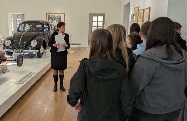 Foto am VW-Käfer bei der Führung durch das Porsche-Haus