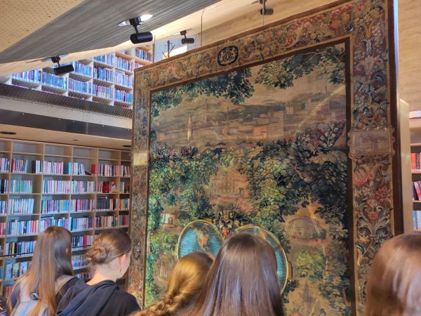 Das Foto der Schüler vor dem hängenden Jubiläumsteppich in der Bibliothek von Vratislavice