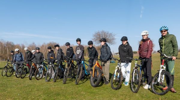 Projetteilnehmerinnen und Projektteilnehmer mit ihren Fahrrädern