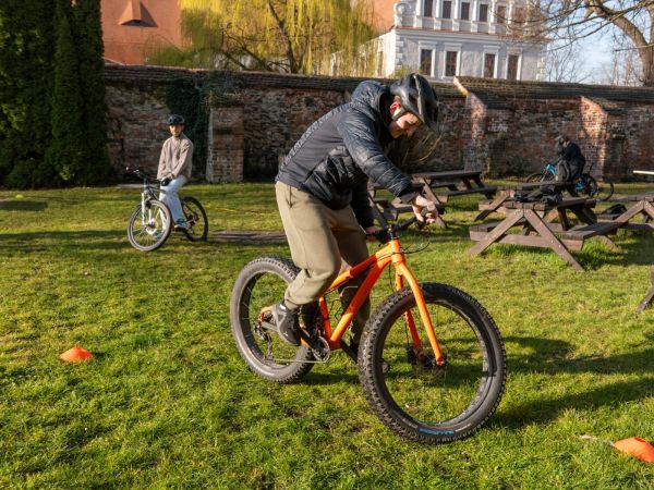 Schüler mit dem Fahrrad beim Geschicklichkeitstraining