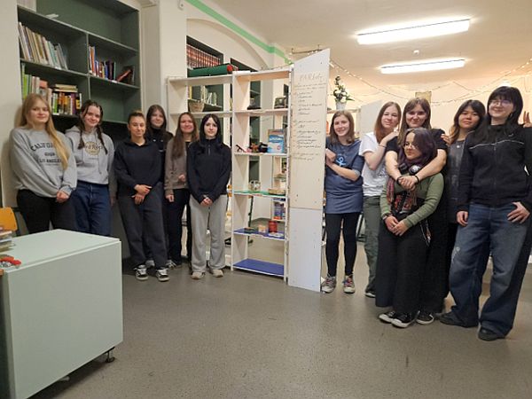 Schüler in der Schulbibliothek