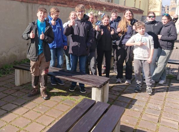 Bänke auf dem Schulhof nach der Erneuerung