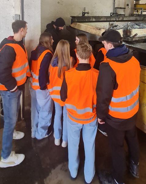 Schüler auf dem Gelände der ROSAG in Hirschfelde