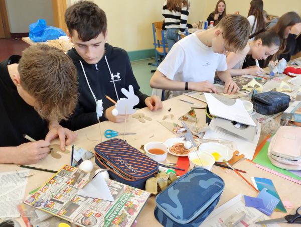 Schüler beim Basteln