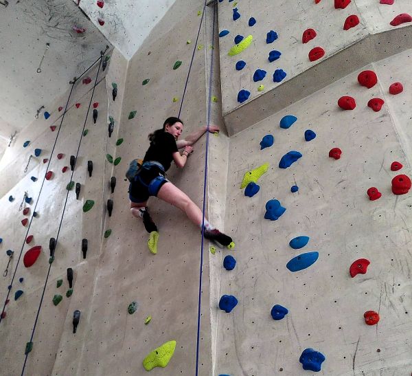 Schülerin beim Klettern